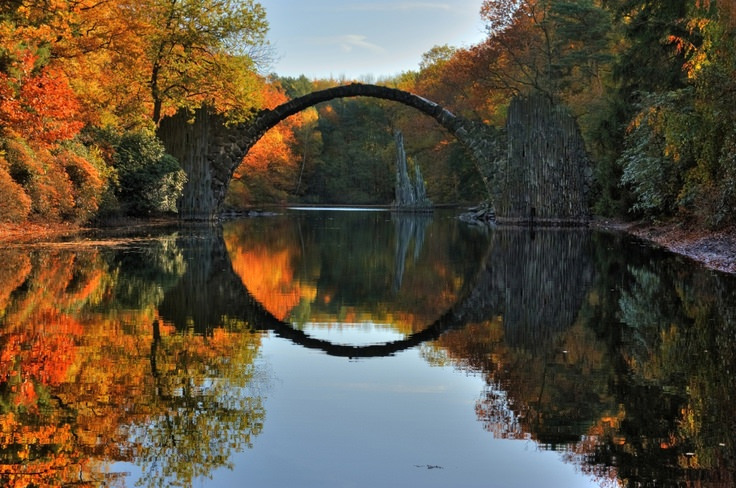 Kromlauer Park, is a delicately arched devil’s bridge known as the Rakotzbrücke